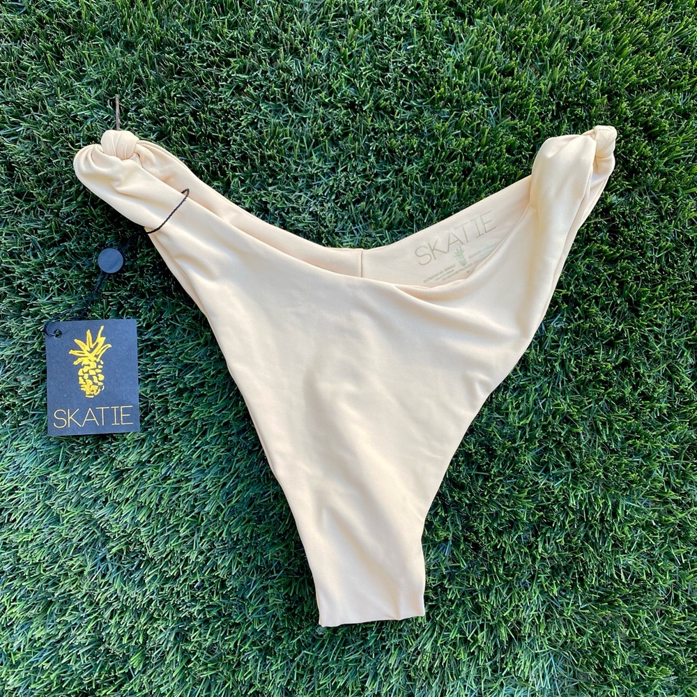 Skatie - Suzanne Bottoms - Medium